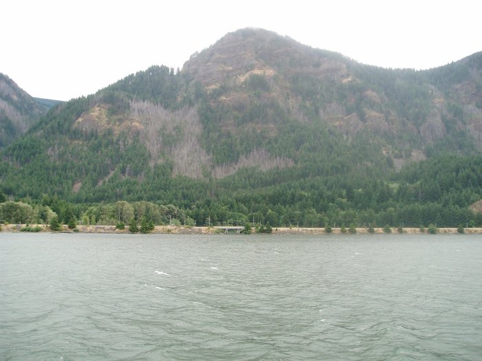 Cruising through the gorge, to The Dalles (pronounced 'Dows')